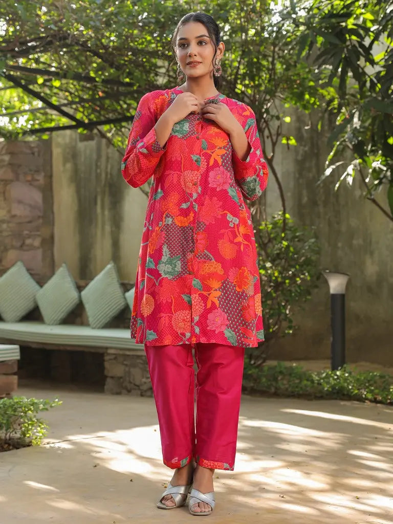 Women Fuchsia Floral Printed Mandarin Collar Long Sleeves Kurta With Trouser