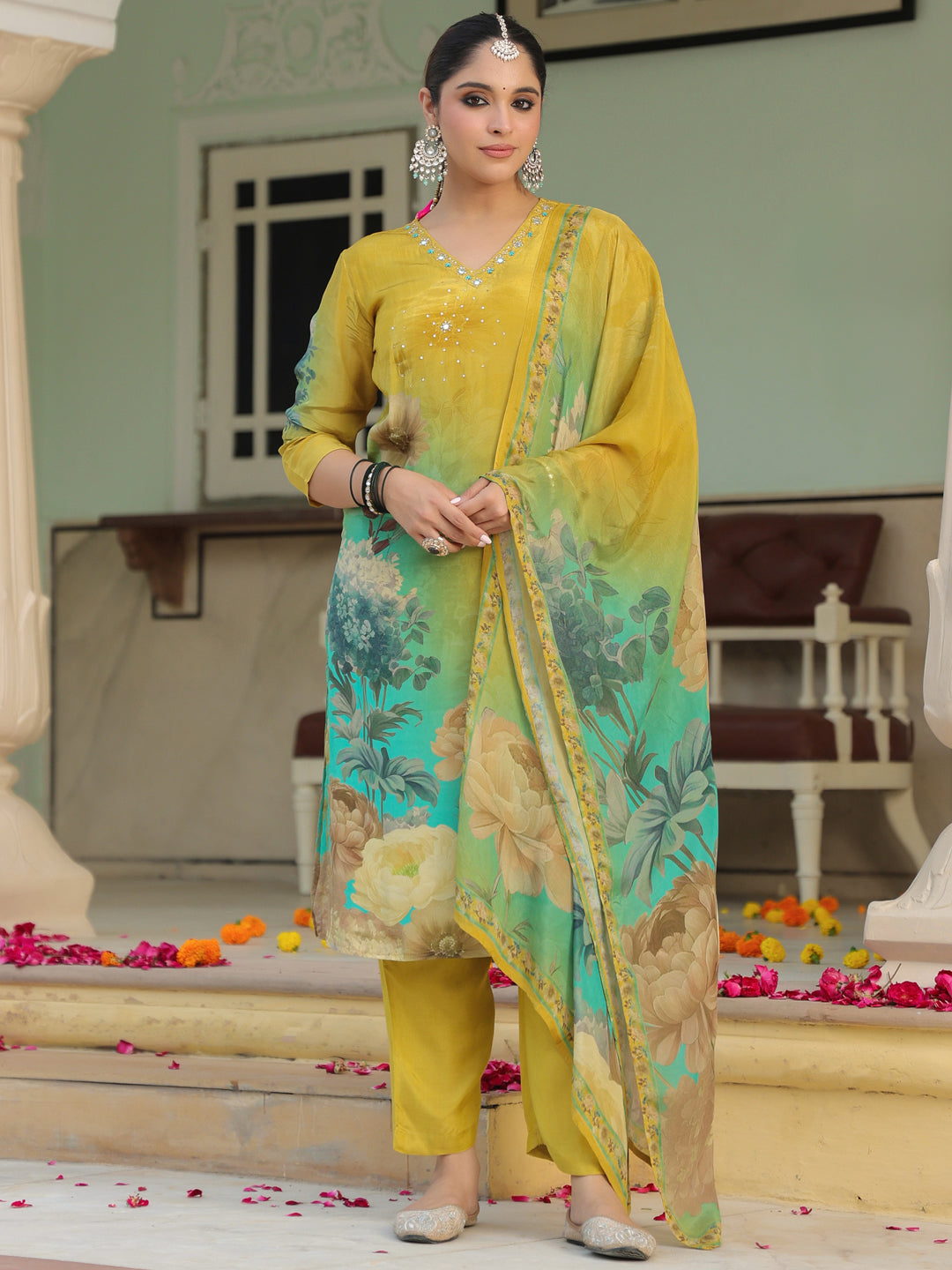 Women Floral Printed Regular Kurta & Trousers With Dupatta