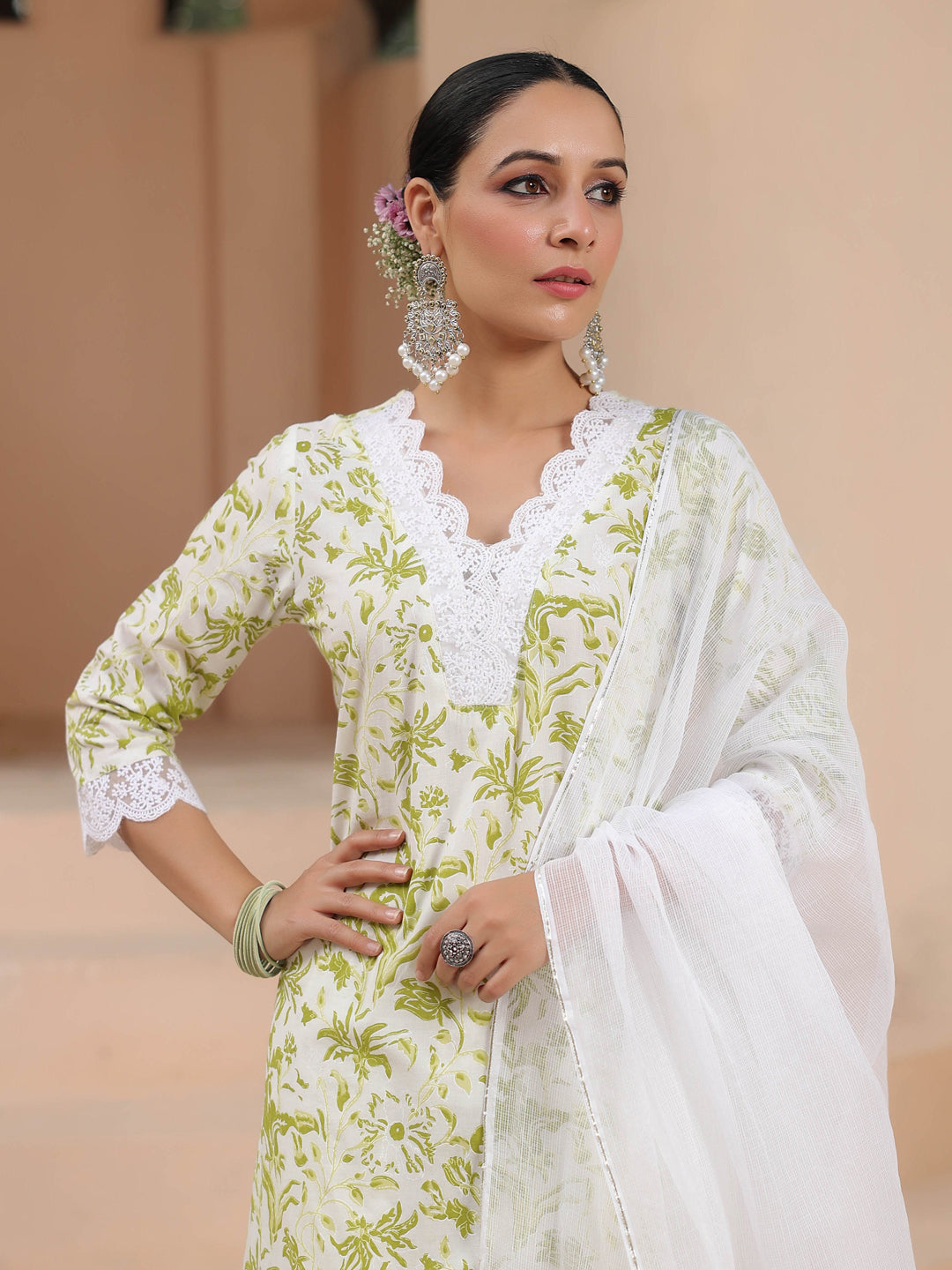 Women Green Floral Printed Pure Cotton Straight Kurta with Trousers & Dyed Dupatta