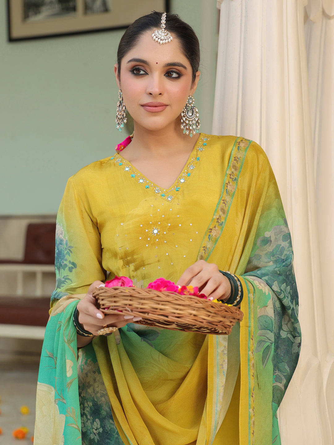 Women Floral Printed Regular Kurta & Trousers With Dupatta