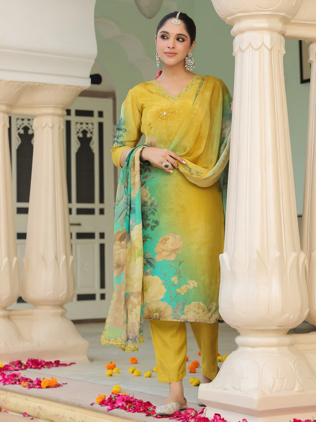 Women Floral Printed Regular Kurta & Trousers With Dupatta
