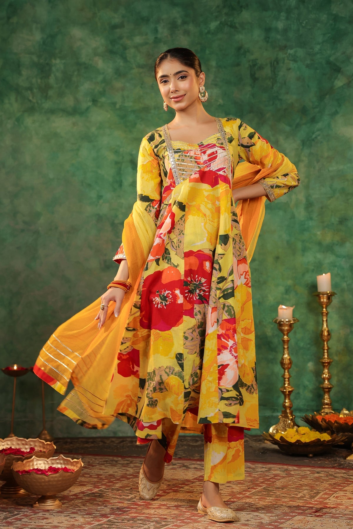 Women Floral Printed Gotta Patti Pure Cotton Kurta Sets