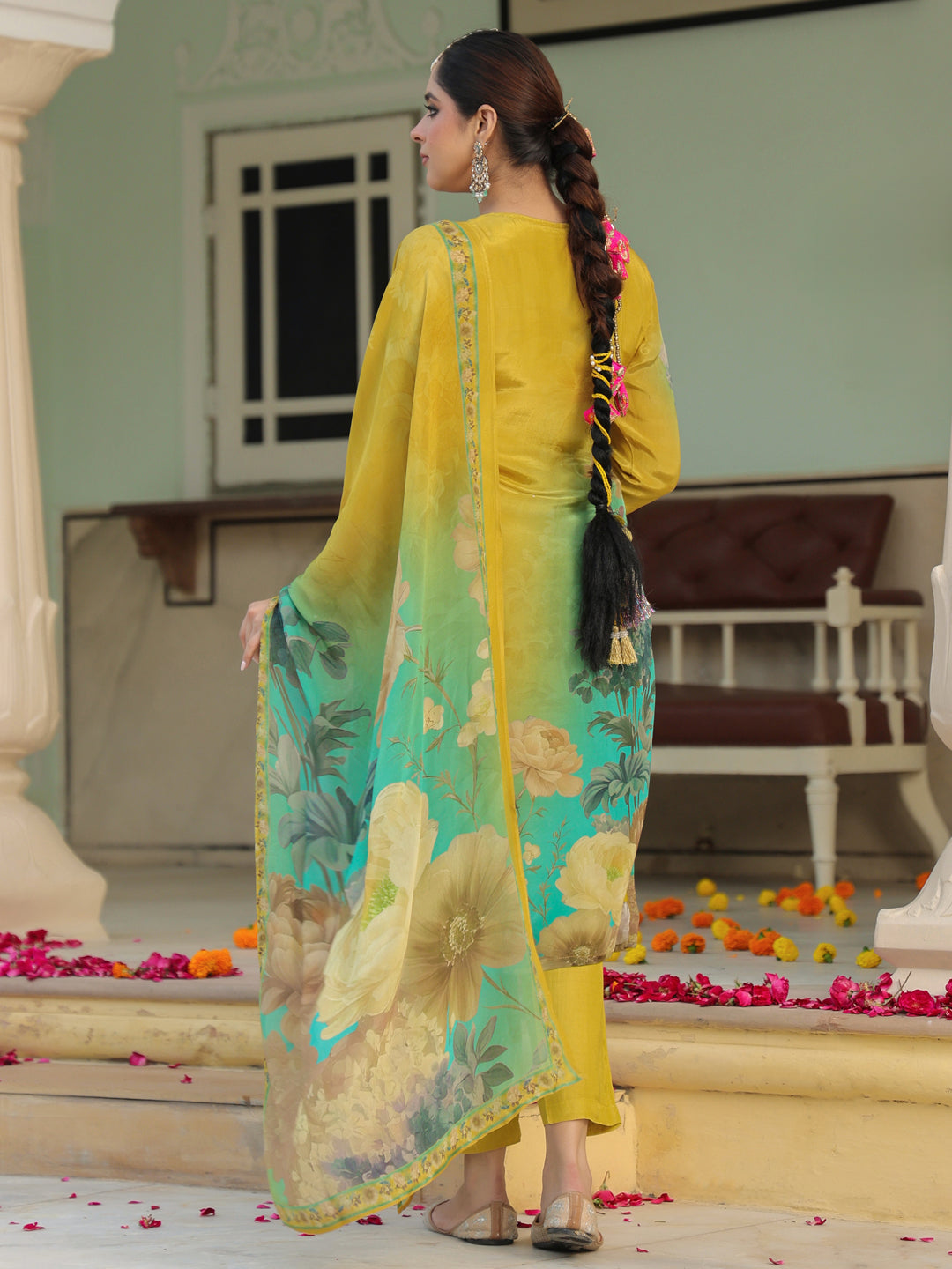 Women Floral Printed Regular Kurta & Trousers With Dupatta