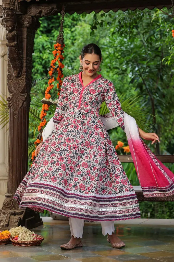 Women Pink Floral Printed Scallopet Anarkali Kurta Set