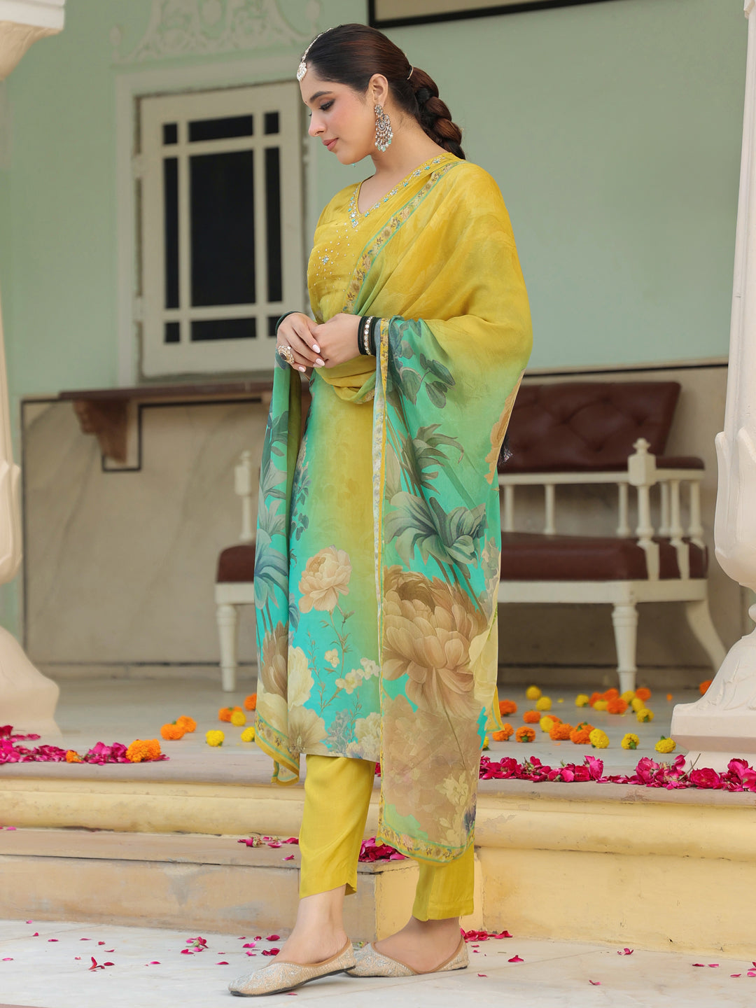 Women Floral Printed Regular Kurta & Trousers With Dupatta