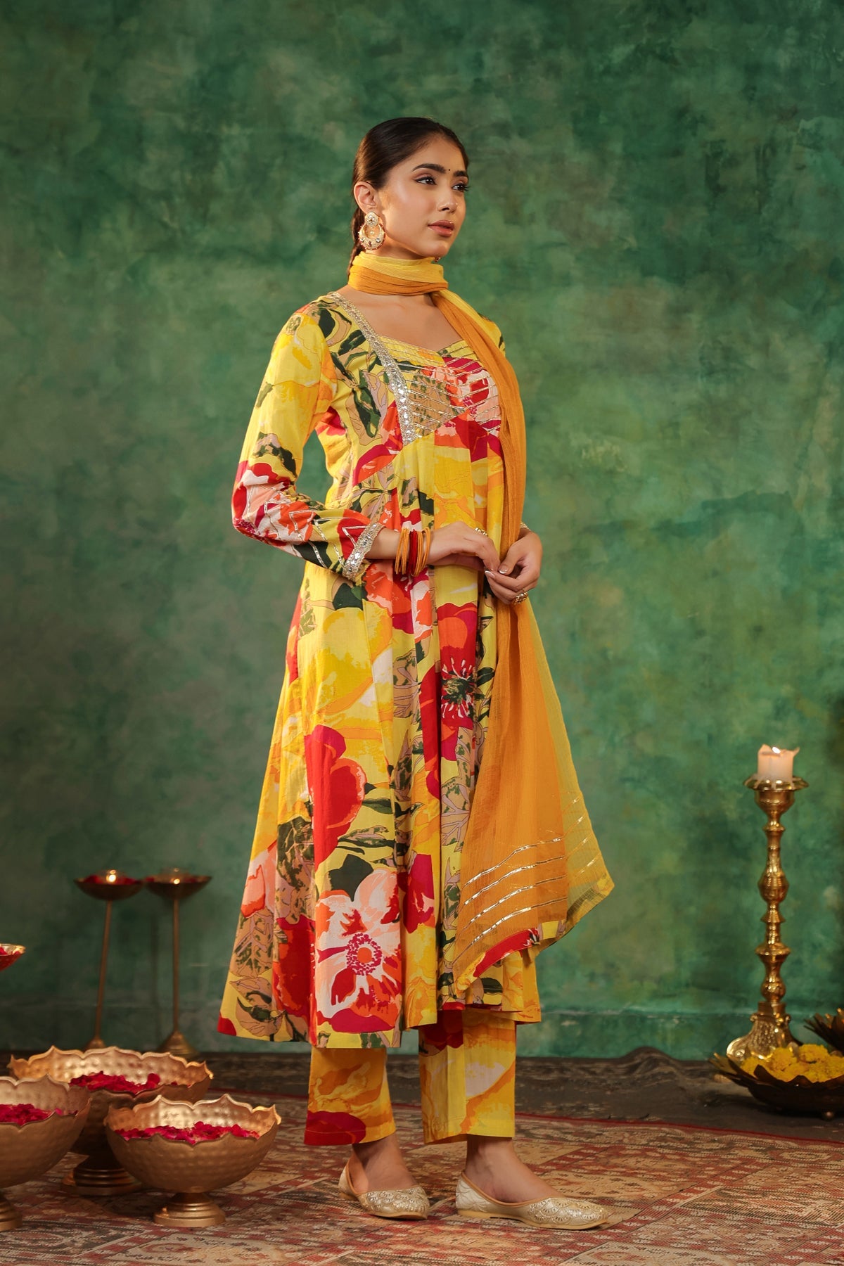 Women Floral Printed Gotta Patti Pure Cotton Kurta Sets