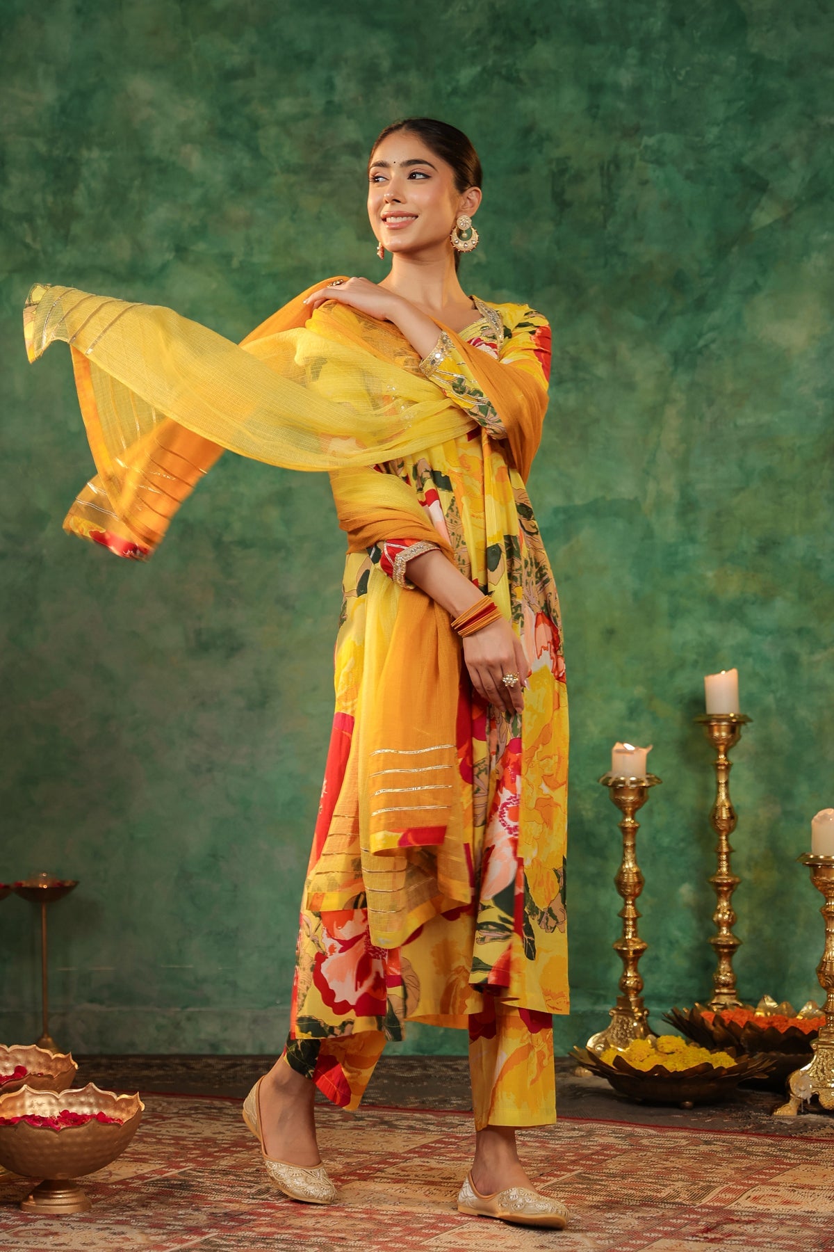 Women Floral Printed Gotta Patti Pure Cotton Kurta Sets