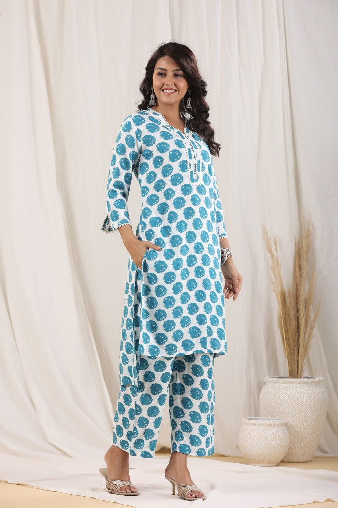 Women White & Blue Geometric Printed Cotton Kurta With Trousers